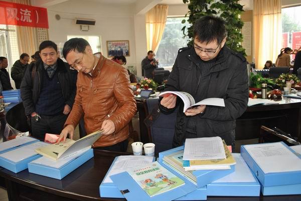 成都市教師發(fā)展基地校專(zhuān)家審核組正在檢查我?；匦９ぷ鳈n案資料