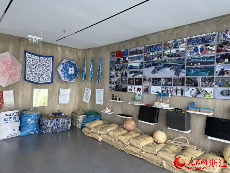 基地展示的海洋塑料再生產(chǎn)品。人民網(wǎng) 方彭依夢(mèng)攝
