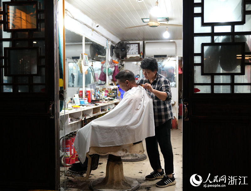 臺(tái)州十里長街，泮冬娥在此開了一家理發(fā)店，為居民們剪了30余年的頭發(fā)。人民網(wǎng)-陳陸洵攝.jpg