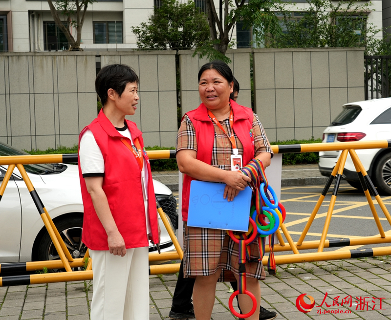 “共享奶奶”們正在門口等待孩子們放學(xué)。人民網(wǎng) 陳陸洵攝