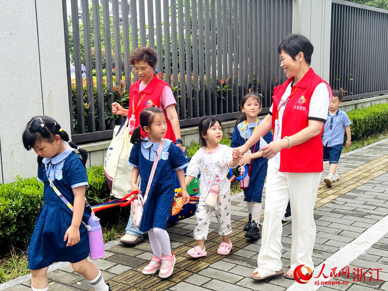 “共享奶奶”們接孩子放學(xué)。人民網(wǎng) 陳陸洵攝