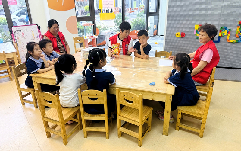 “共享奶奶”與孩子們交流。洋洪社區(qū)供圖