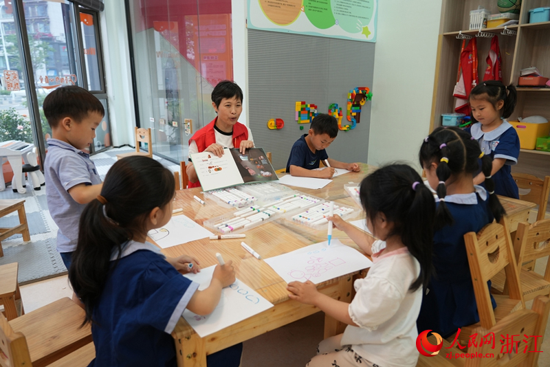 “共享奶奶”周玲珍正在為孩子們講繪本。人民網(wǎng) 陳陸洵攝