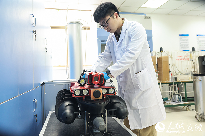 中冶華天工作人員檢測自主研制的排水管道缺陷探測器。人民網(wǎng)記者 張俊攝