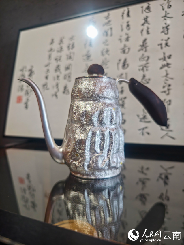 李杰加工制作的銀壺。人民網(wǎng)記者 符皓攝