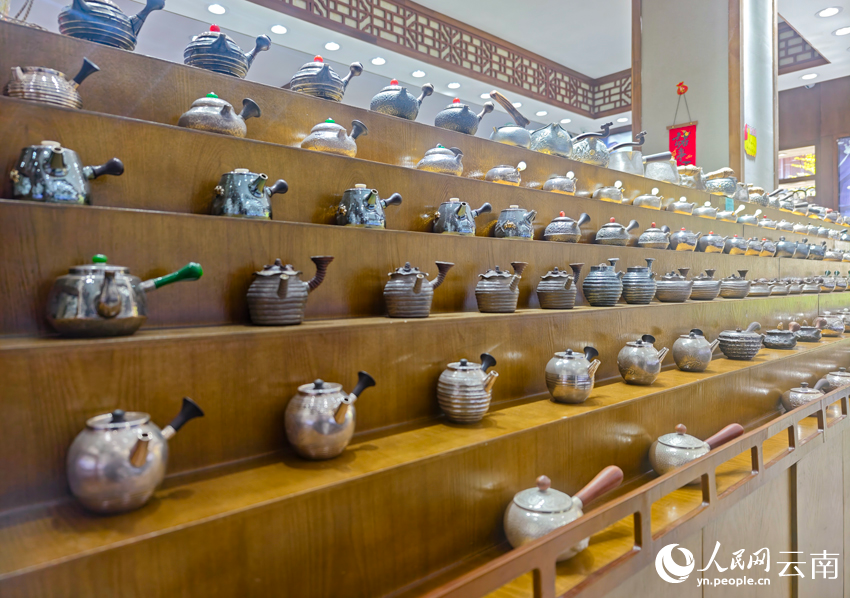 8新華村一家銀器店里的各類銀器。人民網(wǎng)記者 符皓攝